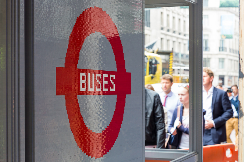 Illustration for article titled Londres tiene una parada de autobús construida solo con Lego